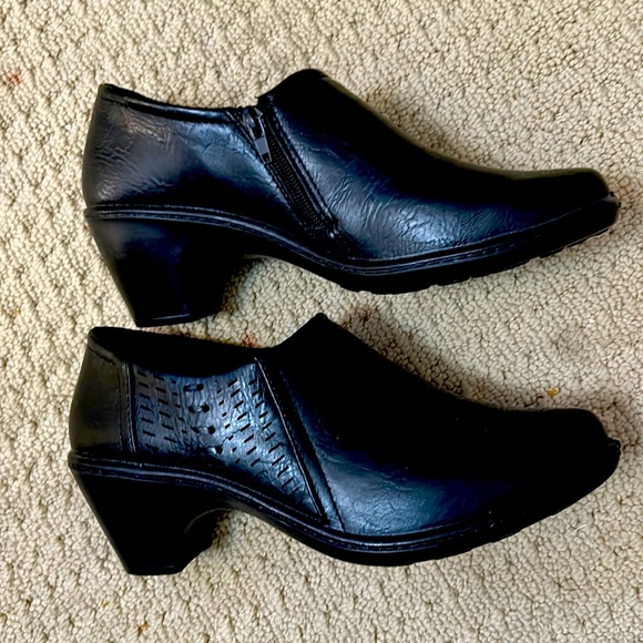 easy street Shoes - Black ankle boots - so comfy & cute - never worn - man made leather like